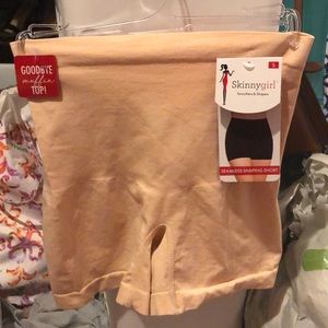 Seamless shaping shorts